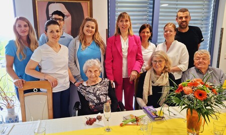 Za visok jubilej so ji čestitali zaposleni iz Doma Taber
